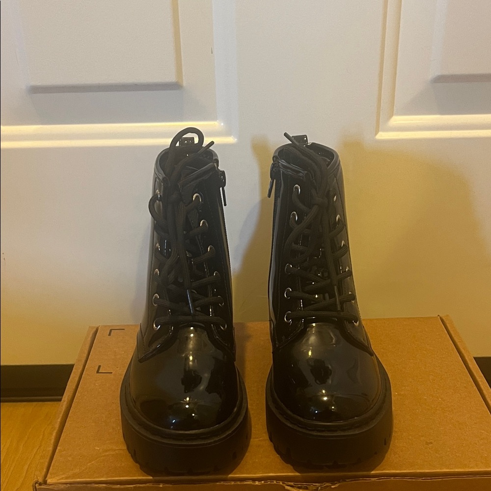 Steve Madden-  Black Lace-Up Ankle Boots with zipper. Size 2. Brand New